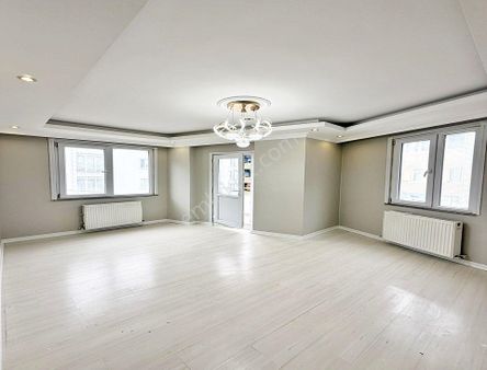 Esenyurt İstiklal Mahallesi Cuma Pazarı İçinde Çift Balkonlu Arakat Satılık Daire