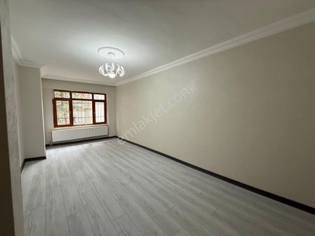 Keçiörende Caddeüstü Kat Konumlu Full Yapılı Geniş Kilerli Daire