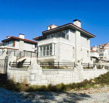 Kuşadası Soğucakta 5+2 Özel Havuzlu Müstakil Malikane Tadında Lüks Villa