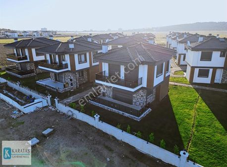 Karataş | Havuzlu Site İçerisinde Ebeveyn Banyolu Lüks 4+1 Villa