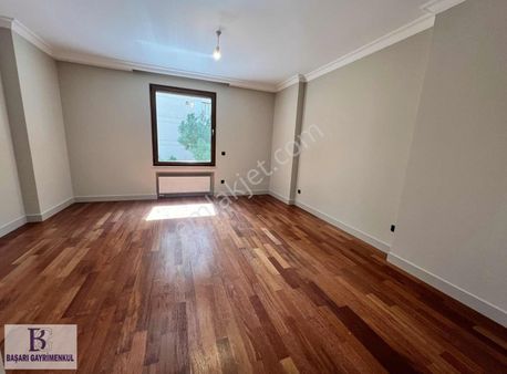 Başarı'dan Suadiye'de Caddeye 7. Bina Katta Tek 255 M2 4+1 Boş