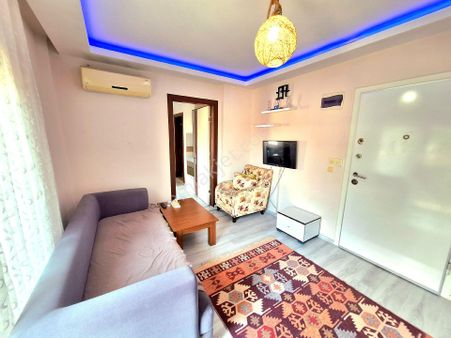 Kuşadasında Deniz Manzaralı 1+1 Eşyalı Sahile Çarşıya Yürüyüş Mesafede