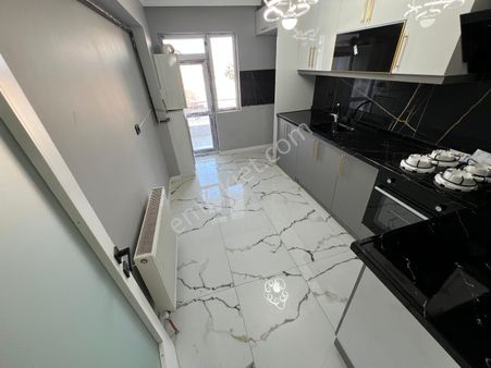 Osmangazi Mahallesi'nde Cadde Üzeri 3+1 Daire!