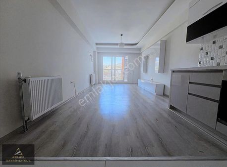 Anadolu Caddesi Ve Örnekköy Son Duraklari Yakını Site İçerisinde