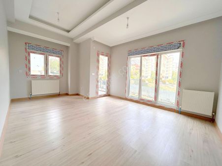 Emlak Dünyası Satılık Aileniz İçin Maltepe Cevizli Mah, Ulaşıma Yakın 2+1