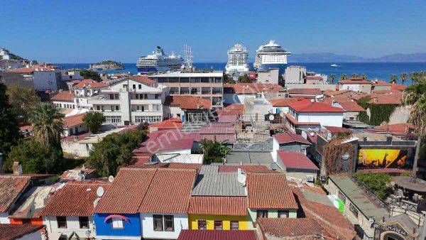Kuşadası Kaleiçi'nde Masrafsız, Genış Kullanım Alanına Sahıp Dükkan!
