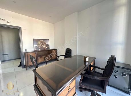 Cadde Üzeri Plaza'da 2 Adet Satılık 1+1 Ayrı Mutfaklı Ofis