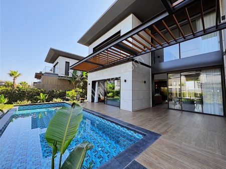 Döşemealtının Eşsiz Muazzam Villa Sitesinde Ultra Lüks Villamız