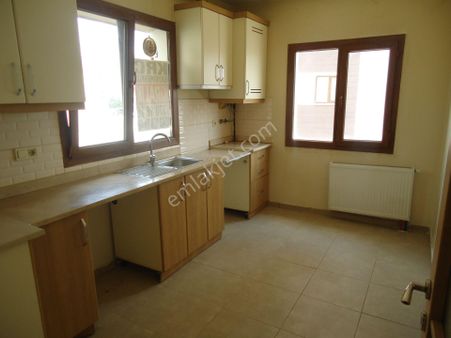 Krc'den Merkezi Konumda Katta Kiralık 2+1 Daire