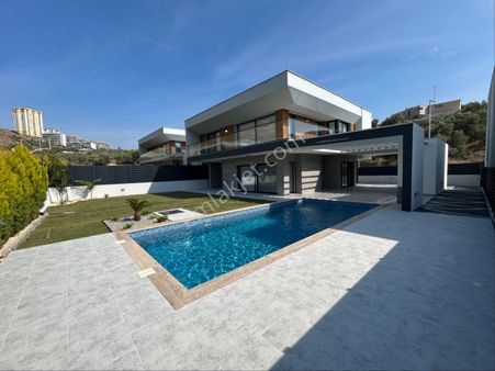 Kuşadası Avm Bölgesinde Müstalik Özel Havuzlu 5+1 Lüks Villa