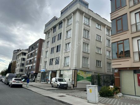 Beylikdüzü Kavaklıda Marinaya Yakın Satılık 2+1 90 M2 Geniş Daire