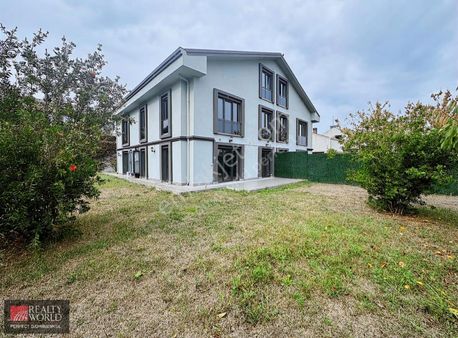 *realty World* Zekeriyaköyde Geniş Bahçeli,kiralık İkiz Villa