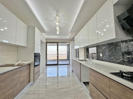 Pursaklar Mehmet Zengin Emlak'tan Kapalı Otoparklı Teras Balkonlu 12.kat 4+1 Ultra Lüks Sitede