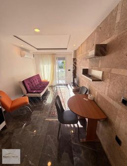 Kuşadasında Havuzlu Güvenlikli Doğalgazlı Sitede Bahçe Katı 1+1