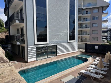 Yukarı Oba'da Tek Blok Aktiviteli 1+1 3.kat Güney Doğu Cepheli