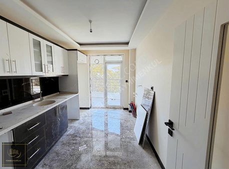 Yükselen Emlakbostancık Caddesine Yakın 3.kat 3+1 Satılık Daire