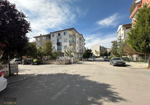 Etimesgut İstasyonda Yarım Kot Etrafı Açık 85m2//2+1 Boş Oturma Hazır Satılık