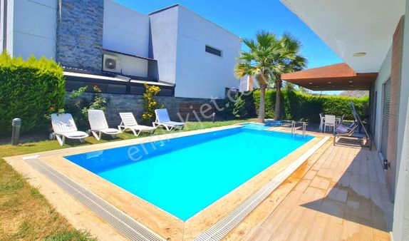 Kuşadası Merkeze Ve Avm'lere Yakın Özel Havuzlu Tek Müstakil 4+1 Geniş Bahçeli Villa