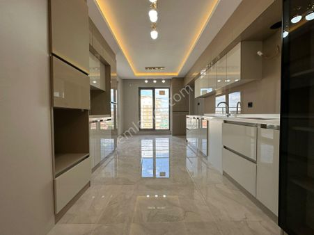 Pursaklar Mehmet Zengin Emlak'tan Kapalı Otoparklı Çift Banyolu 6.kat 4+1 Ultra Lüks Sitede