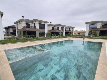 Delux'den Namık Kemal'de Havuz Manzaralı Lux 4+1 Villa