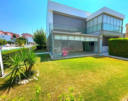 Kuşadasında Plaja Ve Avm'lere Yakın Havuzlu Sitede Ful Eşyalı Tek Müstakil Bahçeli Villa