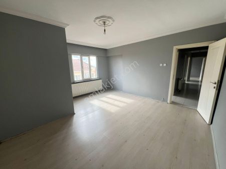 Kırklareli Çarşı İçi Karaumur Caddesinde Asansörlü Satılık 2+1 Daire