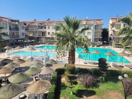 Didim Efelerde Merkezi Konumda Havuzlu Sitede Eşyalı 1+1