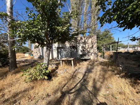 Öz Gaye Emlaktan Develi Güneyaşağı Suçıkan Mevkinde Satılık Bahçeli Kargir Ev Arsası