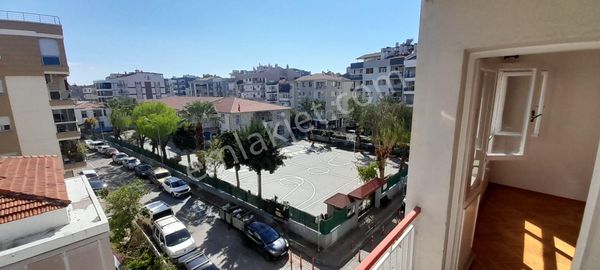 Karşıyaka Bostanlıda Tam Merkezde 2+1 Arakat 80 M2 Önü Açık Daire