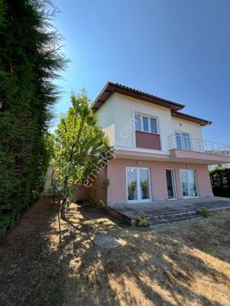 Sapancanın Gözde Bölgesinden Göl Manzaralı Satlık 5+1 Villa