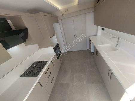 Selanik'ten Şehrin Yükselen Yıldızı Tekince Cadde De 3+1 Kapalı Mutfak Çb+go D.gazlı