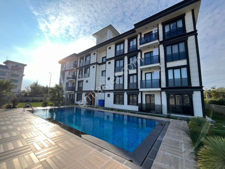 Büyükçekmece Kumburgaz'da Lüks Sitese Havuzlu 2+1 Kiralık Daire