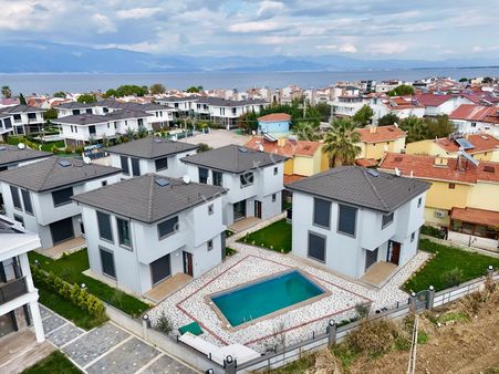 Aras Emlaktan Pelitköyde Havuzlu Site İçi Müstakil Villalar