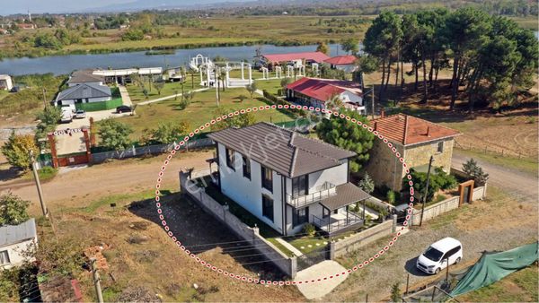 Karasu Aziziye Mah 313 M2 Arsa İçerisinde Tamamen Müstakil, Deniz Ve Göl Manzaralı 4+1 Satılık Villa