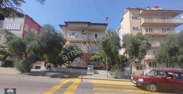 Aydın Karacasu'da Ana Cadde Üzerinde Satılık Komple 4 Katlı Bina 350 M2 Arsa