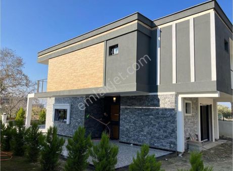 Davutlar'da Özel Havuzlu 310 M2 Kendine Ait Alanı Olan Müstakil 4+1 Sıfır Villa
