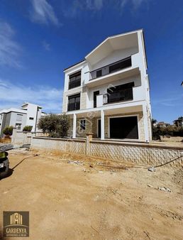 Özel Asansörlü 4+1 Tribleks Villa