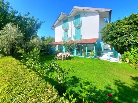 Kuşadasında Plaja Yürüme Mesafesinde Havuzlu Sitede 4+1 Villa