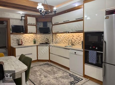 Demirlerden Yenişafakta Tamamına Full Kredili Arakat 3+1