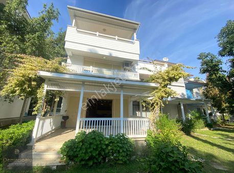 Alanya Konaklı'da Denize Sıfır Site İçerisinde Triplex 4+1 Villa