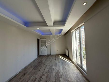 Tuşba Emlaktan Satılık İskanlı Kombili Ara Kat 3+1 Daire