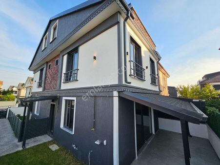 3+1 Denize 50 Mt. Mesafede, Yerden Isıtmalı, Bahçeli Tripleks Villa