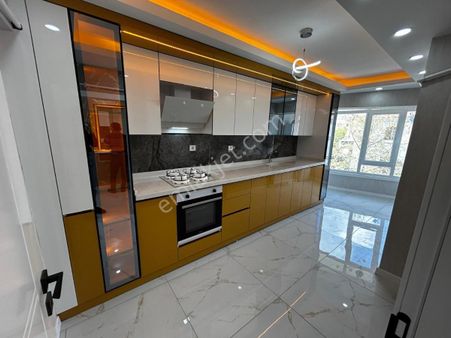 İstasyon Mah 3+1 3. Katta Ful Yapılı Merkezi Konumda Daire