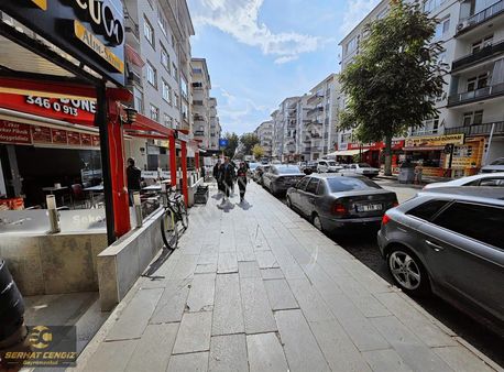 Demetevler İşlek Cadde Üzerinde