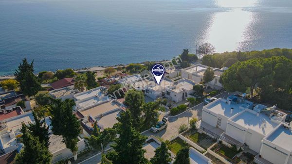 Kuşadası Nötestik Sitesi'nde Deniz Manzaralı Satılık Villa