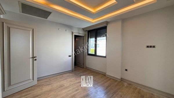 Kemerağzı, Esilara Sitesinde Asansörlü Havuzlu 5+1 Satılık Villa