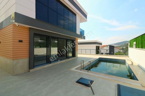 Deniz Manzaralı Müstakil Havuzlu Ve Eşyalı Villa
