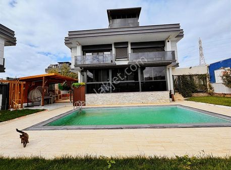 Silivri Kavaklı İstiklal Mh. Havuzlu Bahçeli Satılık Villa