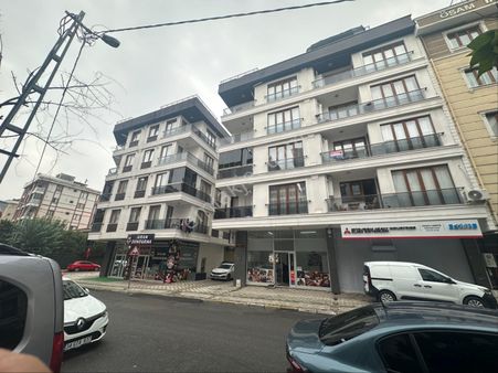 Samandıra Merkezde 2+1 120 M2 Satılık Ara Kat Daire
