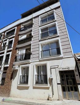 Bayraklı Yakını Bahçeli Satılık Geniş 2+1 Daire